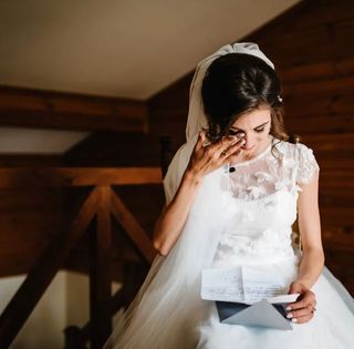 Наречена дізналася про зраду хлопця перед весіллям та влаштувала помсту прямо на святі (фото)