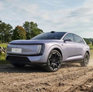 Ціна $40 000 і запас ходу 750 км: у продаж надійшов потужний електрокросовер Audi (фото)