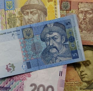 НБУ выводит из оборота бумажные банкноты: какими гривнами нельзя будет рассчитаться с 2 марта