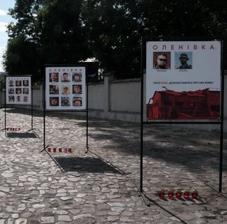 "Возле каждого из стендов": во Львове вандал разбил выставку, посвященную погибшим военным (фото)