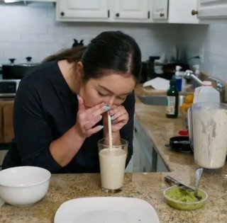 Жінка вдихає їжу через соломинку і почувається "феноменально"