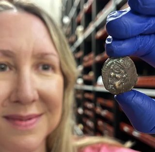 Віком 2000 років: стародавню монету несподівано використали для оплати проїзду в Англії (фото)