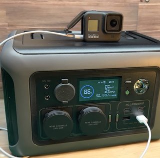 Хороша зарядна станція за невеликі гроші: яку модель радять експерти (фото)