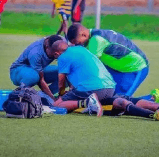 Футболист умер во время матча, подавившись колдовской монетой, — СМИ