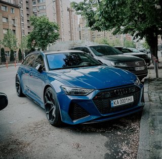 Семейная ракета: в Киеве заметили 630-сильный заряженный универсал Audi (фото)
