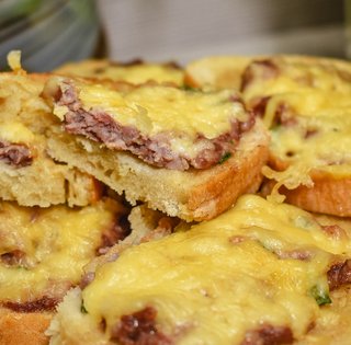 Бутерброди з фаршем на сковороді: швидкий і поживний сніданок