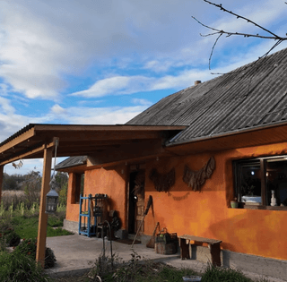 Купила покинуту хату за $2 тисячі: як українка живе сама у селі (фото)