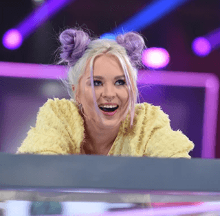 Відома співачка спалила паспорт РФ, а тепер не може отримати українське громадянство