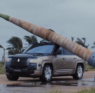 Самый дорогой внедорожник BYD трижды выдержал падение дерева на крышу и продолжил движение (видео)