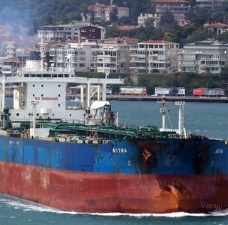 "Дуже велика катастрофа": біля Туреччини катери атакували відразу три танкери РФ (відео)