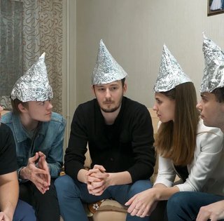 Одягніть шапочку з фольги і влаштовуйтеся зручніше: 8 найпопулярніших теорій змови (фото)