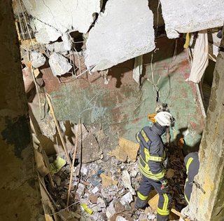 У багатоповерхівці Харкова пролунав вибух, є жертви: що відомо про подію (фото)