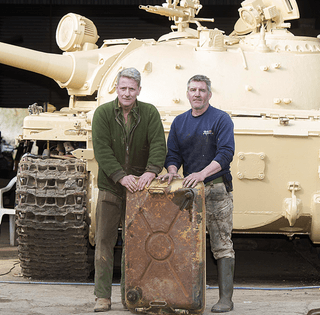 Мужчина купил старый российский танк и нашел внутри золотые слитки (фото)