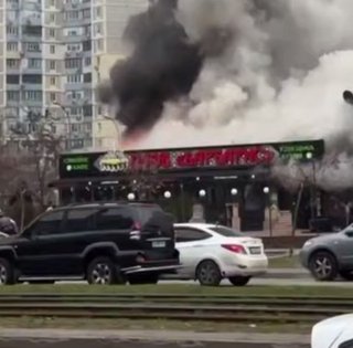 У Києві прогримів вибух: горить ресторан, усі подробиці (відео)