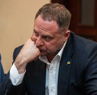 Браслети, ляльки вуду та ворожка Вероніка: де прорахувався Андрій Єрмак