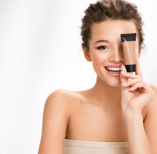 Ідеальна тональна основа для сухої шкіри: що обов'язково враховувати