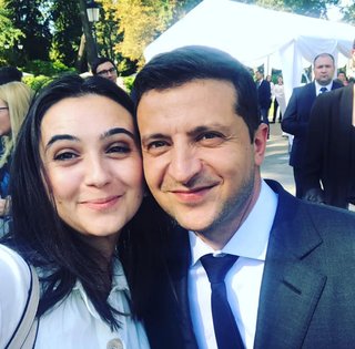 Бывшая пресс-секретарь Зеленского намекнула ему, что он останется один в Украине (видео)