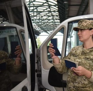 ТЦК у пунктах пропуску вручає повістки депортованим українцям: у ДПСУ прокоментували заяву нардепа