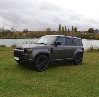 Тест-драйв нового Defender OCTA: потужний "спорткар" для бездоріжжя