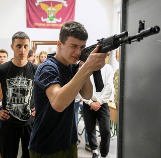 Рада поддержала законопроект о нацсопротивлении: готовить хотят мужчин и женщин