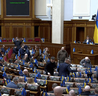 "Светит на полную": Безуглая показала люстру в Раде на фоне отключений электроэнергии (фото)