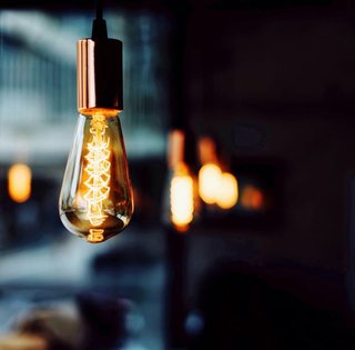 Графіки відключень повертаються: чому це сталося і що буде далі з енергетикою України