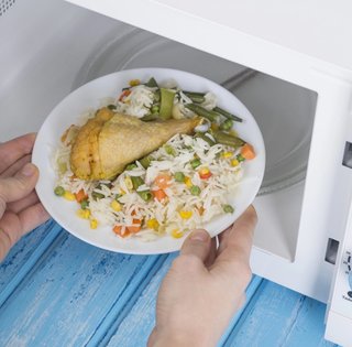 Що мікрохвильовка робить з їжею насправді: вчені дали пояснення