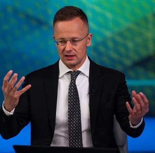 "Українці були зацікавлені у поразці "Фідес": Сіярто розповів, чому Орбан програв на виборах