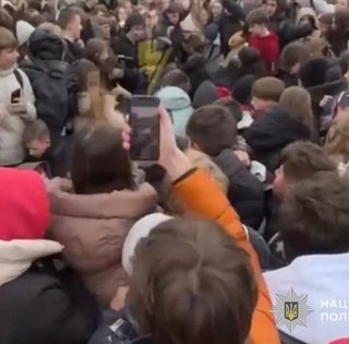 Битва за їжу: у Тернополі підлітки постраждали в тисняві за суші-сендвічами (фото, відео)