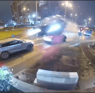 ДТП как в боевиках: Mercedes пролетел над перекрестком на большой скорости (видео)