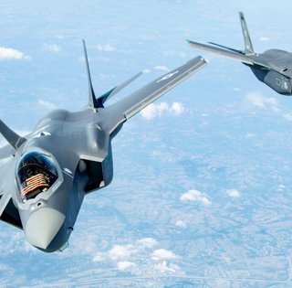 Грубая сила A-10 против технологий F-35: какой самолет США лучше выполняет наземные миссии