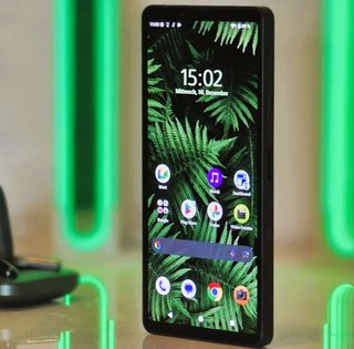 Компактный смартфон с мощным аккумулятором: какую модель советуют эксперты (фото)