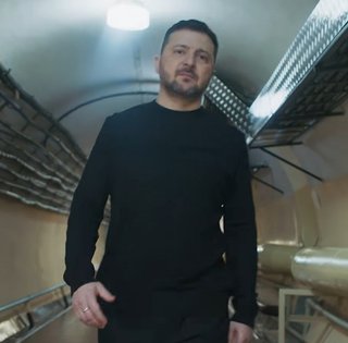 "Мне нужно оружие, а не такси": Зеленский впервые показал свой бункер (видео)