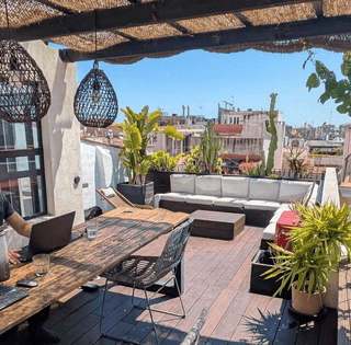 Мужчина продал все и уехал жить у Средиземного моря: он рассказал о преимуществах (фото)