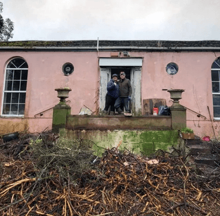 Подружжя купило покинутий будинок, не зазирнувши всередину: що вони знайшли (відео)