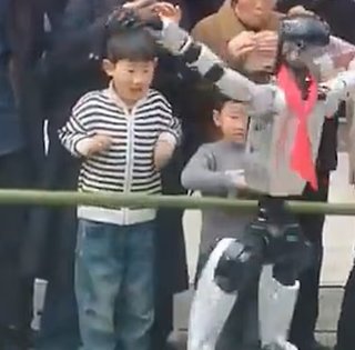 Робот з ШІ вийшов з-під контролю: танцювальне шоу в Китаї закінчилося катастрофою (відео)