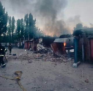 "Горіли гаражі": в ДСНС показали наслідки удару "Орєшніка" по Білій Церкві (фото)