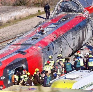 39 жертв в аварії на залізниці в Іспанії: експерти не виключають саботаж (відео)