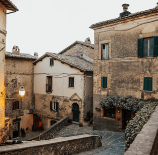 Три кроки завширшки: переселенка купила будинок у Франції за 45 тисяч євро (фото)