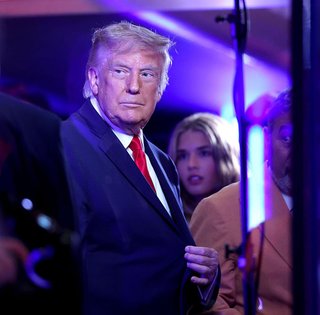 Дональда Трампа освистали во время финала НБА: впоследствии его заметили спящим на трибуне (видео)