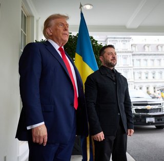 "Ми поспішаємо закінчити війну": Зеленський в інтерв'ю The Atlantic розповів про шанс Трампа стати миротворцем