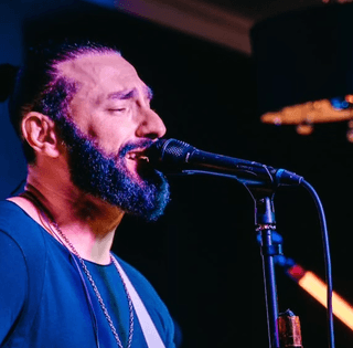 В Киеве 11 подростков разгромили квартиру известного украинского певца (фото)