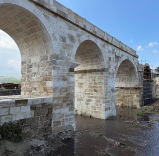 Повернення із забуття: древній міст часів римлян відновили у Ладіокеї (фото)