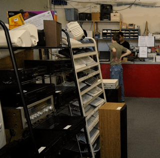 "Буду наслаждаться всю жизнь": женщина удивила находкой в комиссионном магазине (фото)