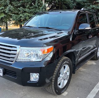 В Украине обнаружили роскошный 14-летний Toyota Land Cruiser 200 в новом состоянии (фото)