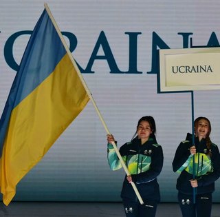Попри офіційну заборону: на церемонії відкриття Паралімпіади-2026 винесли прапор України