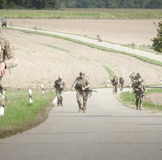 Мігрантам приготуватися: не захотіли служити у ЗСУ — служитимете в армії країни тимчасового захисту