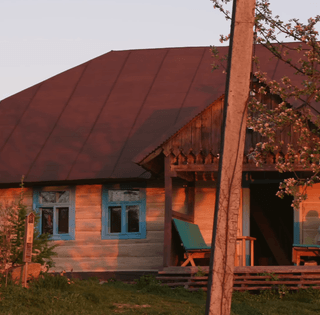 Бывшая модель купила дом в селе за $1 тысячу: ее муж сделал там сказку (фото)