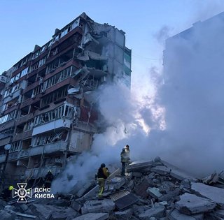Комбінована атака на Київ: кількість поранених зросла, у ДСНС показали наслідки (фото, відео)