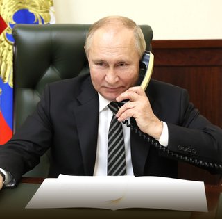 Путин "хочет быть полезным": Трамп раскрыл подробности разговора с главой Кремля